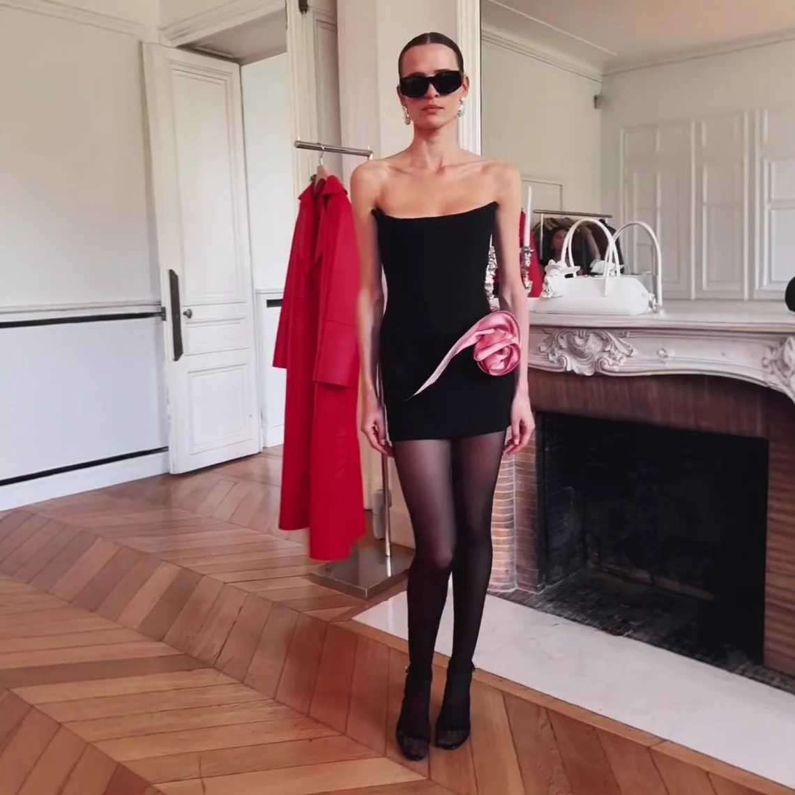 Abito elegante con gonna e decorazione floreale a contrasto. Perfetto per occasioni speciali, esalta il tuo stile e la tua femminilità. — foto 5