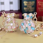 Bolsa opalina estilosa com chaveiro de strass com borla. Leve seus essenciais com estilo e um toque de glamour! — foto 5
