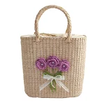Bolsa de palha casual tecida à mão, formato vertical quadrado com flores roxas, perfeita para um look descontraído e charmoso no verão. — foto 10