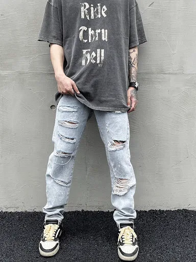 Title 4, Distressed slim-fit jeans met gescheurde gaten ...