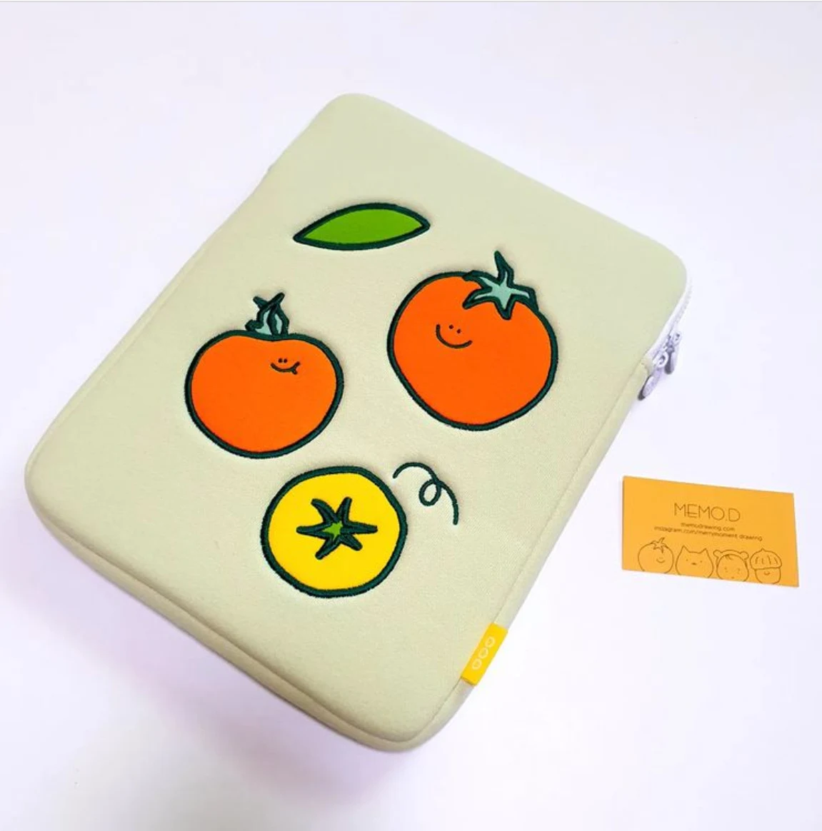 Title 11, Bolsa interna para tablet com bordado de tomate...