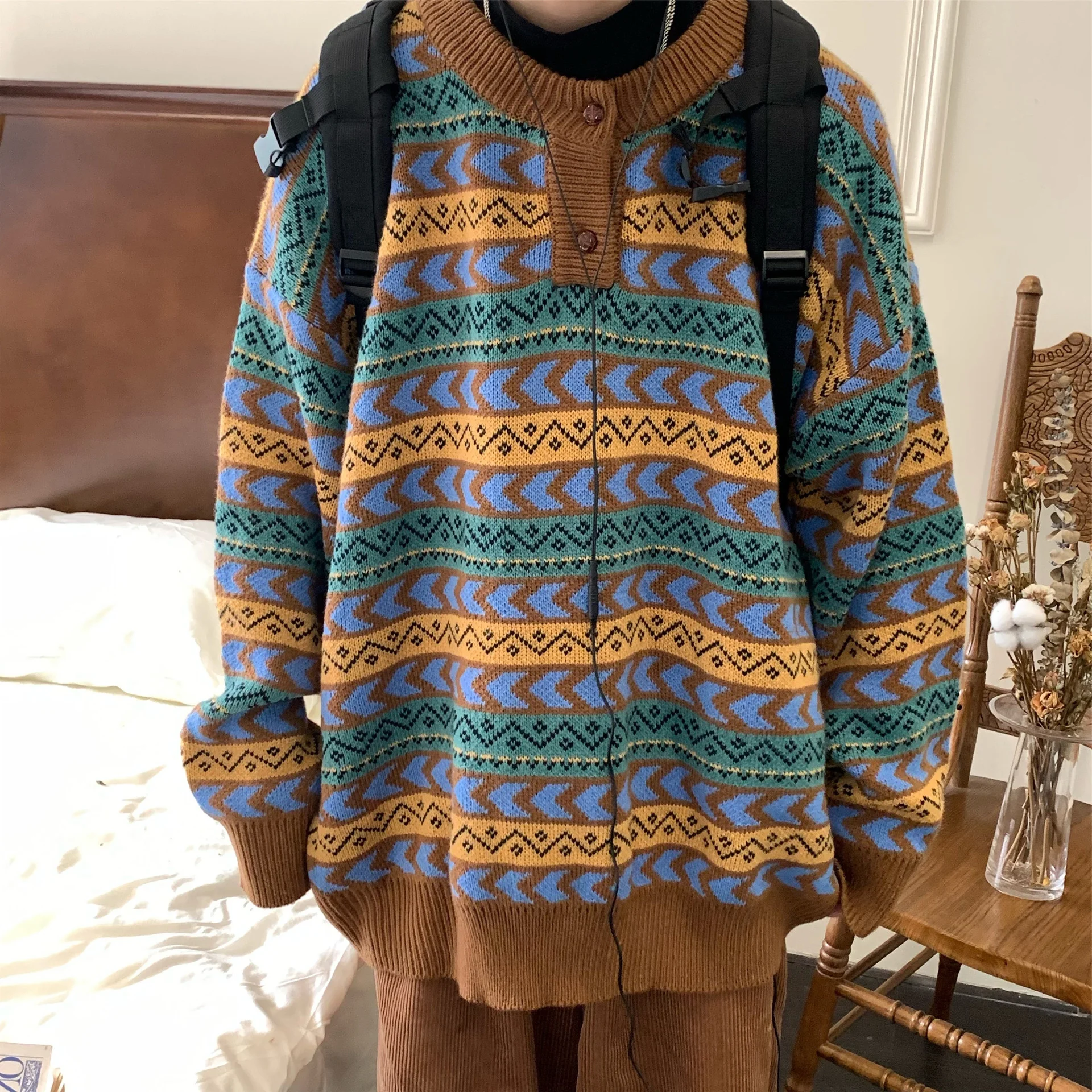Veelzijdige Japanse retro sweater voor een tijdloze stijl. Ideaal voor casual en elegante looks, geniet van comfort en een uniek ontwerp voor elke gelegenheid. — foto 10