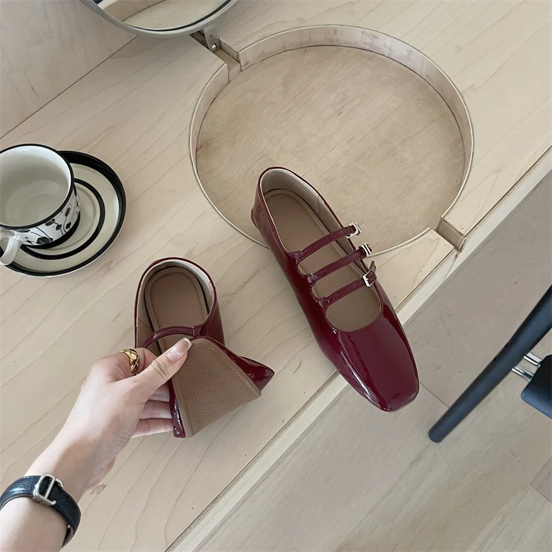 Title 26, Scarpe da donna basse con punta quadrata. Stile...