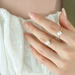 Anel pequeno de rosa Temperamento com pérola um acessório elegante que eleva seu estilo. Perfeito para uso diário ou ocasiões especiais. — foto 1