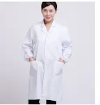 Jaleco branco de manga longa essencial para profissionais. Garante proteção e conforto em ambientes como laboratórios e consultórios. — foto 2