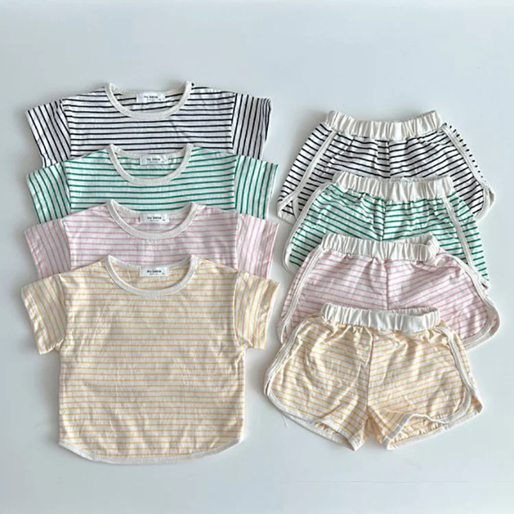 Roupa infantil respirável com listras, conjunto de manga curta e shorts para uso doméstico, confortável e perfeito para o dia a dia. — foto 1