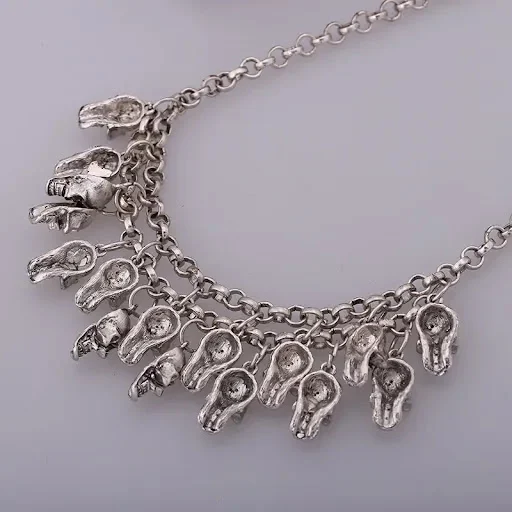 Title 2, Collana del cranio retrò metallico