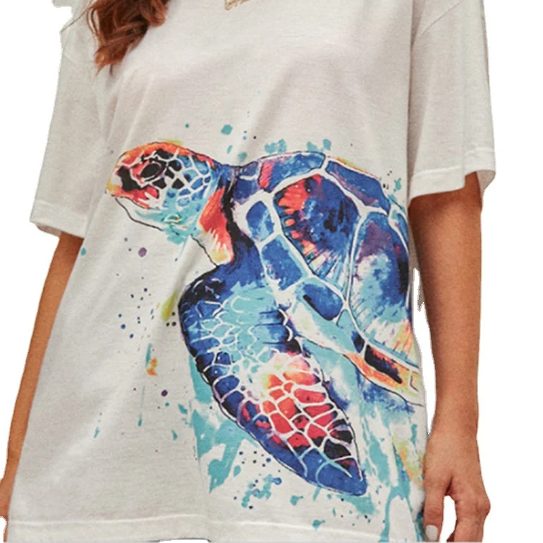 Camiseta feminina folgada com estampa tie-dye de tartaruga indie, manga curta branca. Top soltinho e estiloso para um visual descontraído. — foto 3