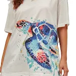 Camiseta feminina folgada com estampa tie-dye de tartaruga indie, manga curta branca. Top soltinho e estiloso para um visual descontraído. — foto 3
