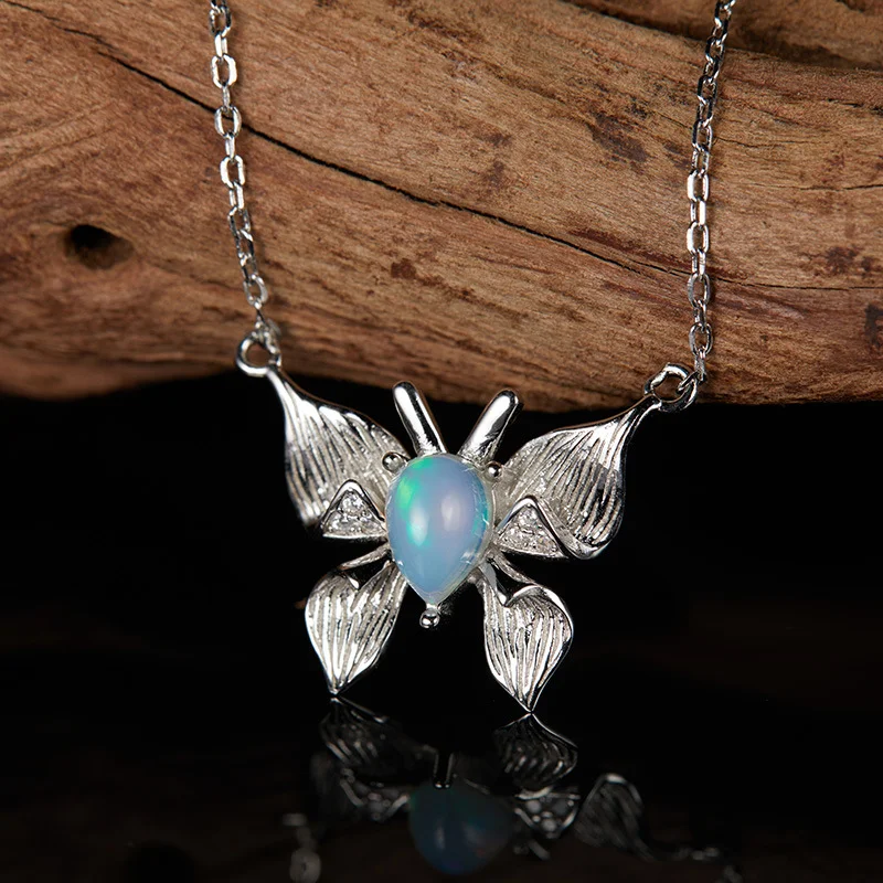 Colar com pingente de borboleta de personalidade para mulheres. Expresse sua individualidade com este colar elegante e charmoso, perfeito para qualquer ocasião. — foto 4