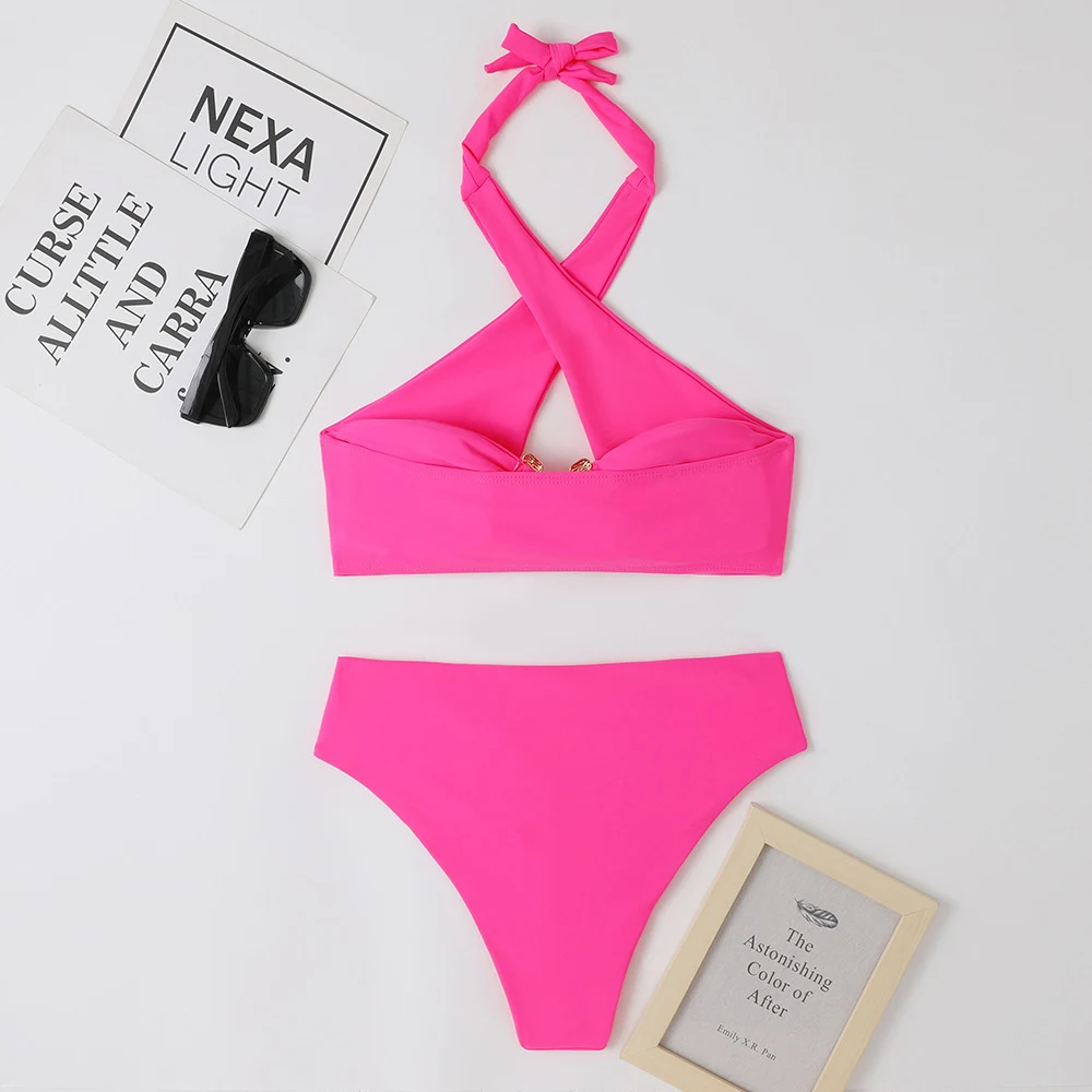 Maiô feminino com cintura alta e corte split, decote halter e costas cruzadas. Ideal para um visual moderno e elegante na praia ou piscina. — foto 8