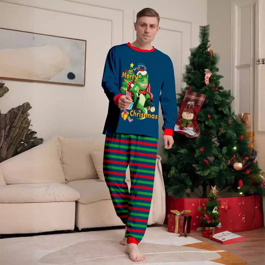 Pijama família com estampa de árvore de Natal e letras de Tiranossauro, perfeito para noites aconchegantes em família no Natal. — foto 4