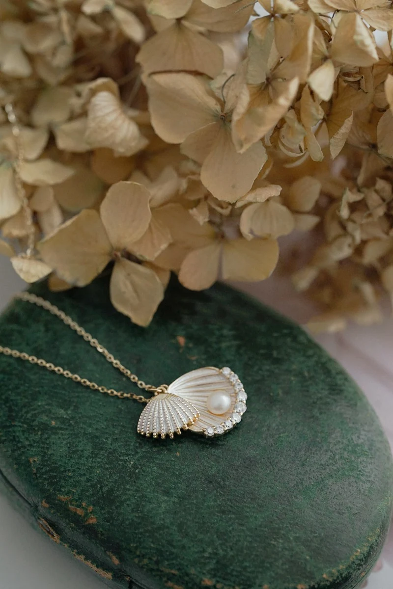 Title 2, Colar com elemento ajustável Zircon Shell, sofi...