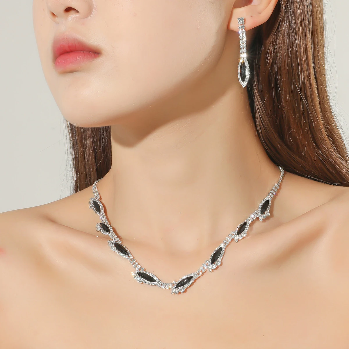 Conjunto Colar e Brinco de Strass Simples Fashion Elegância Despojada para Mulheres Joia Versátil Ideal para Presentear e Usar Sempre — foto 40