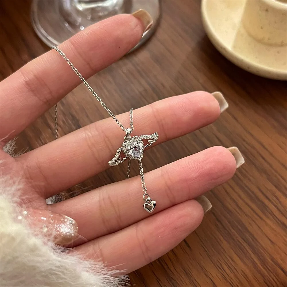 Corrente de clavícula com anjo romântico de zircônia com corações para mulher. Delicadeza e amor em uma joia elegante. — foto 10