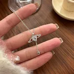 Corrente de clavícula com anjo romântico de zircônia com corações para mulher. Delicadeza e amor em uma joia elegante. — foto 10