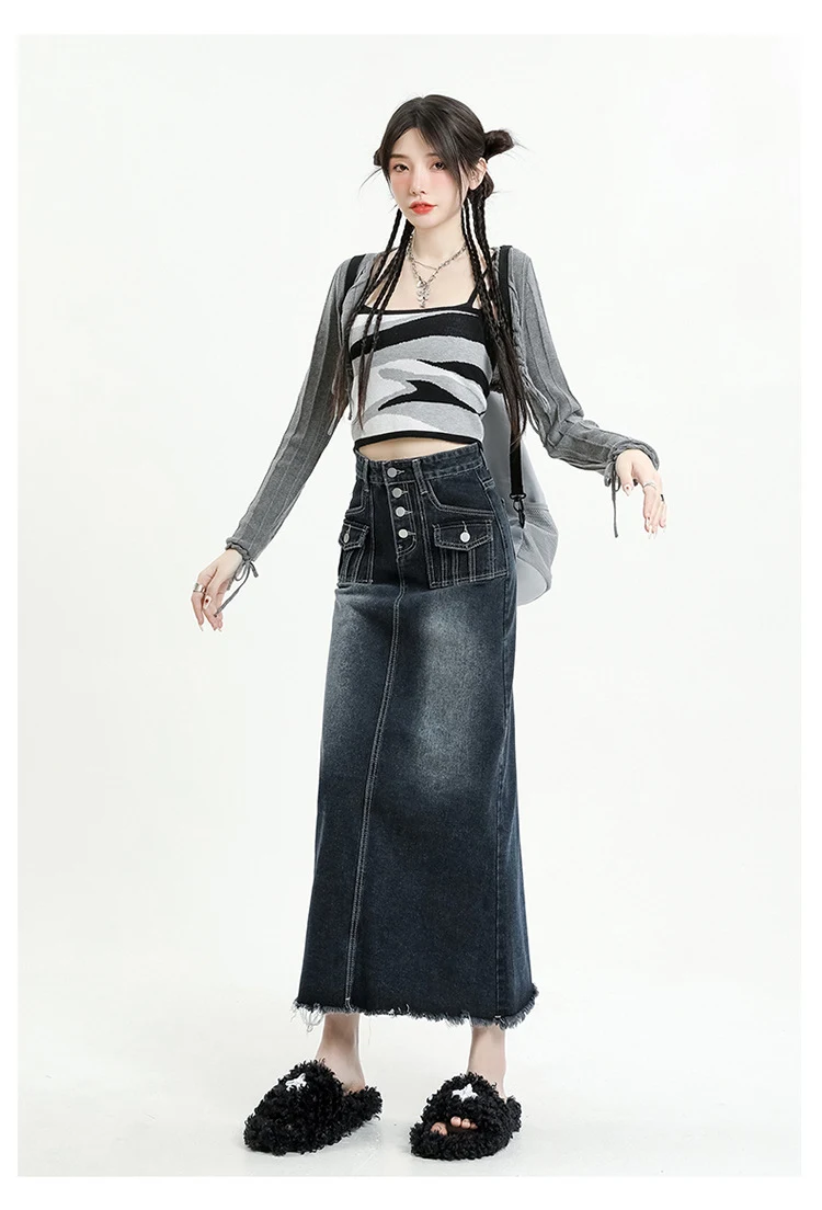 Saia jeans retrô feminina com borda de pele, ideal para um visual vintage estiloso e confortável. Adicione charme ao seu guarda-roupa. — foto 7