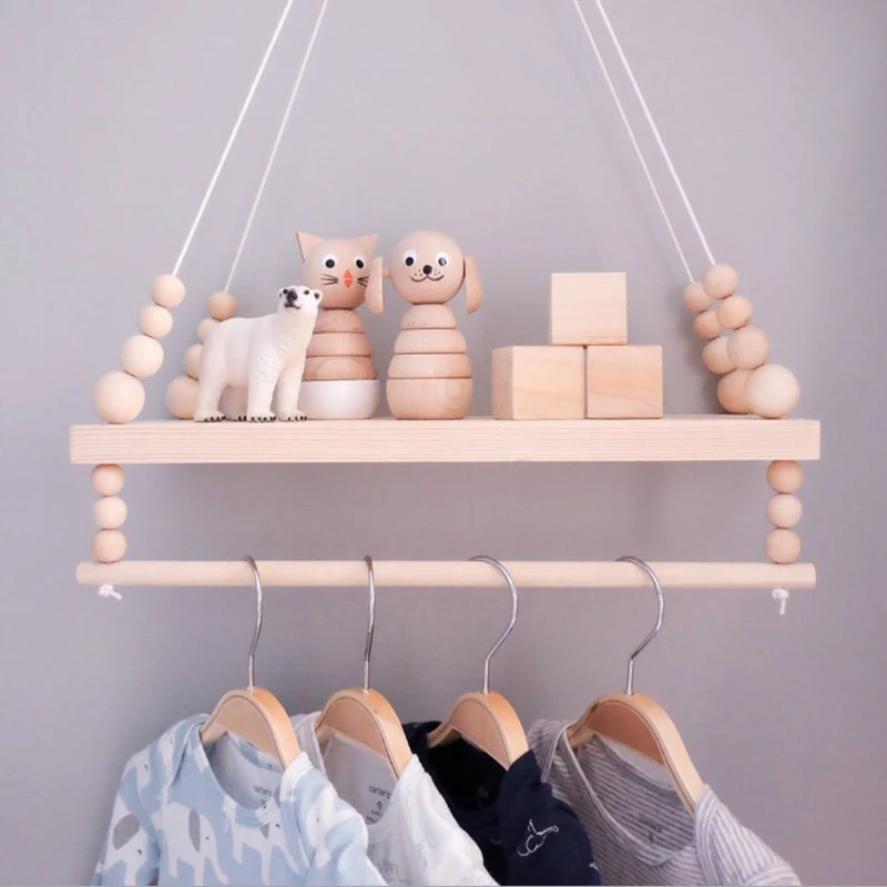 Prateleira de parede nórdica de madeira com cabideiro. Organize suas roupas e otimize o espaço, adicionando um toque elegante ao seu ambiente. — foto 6