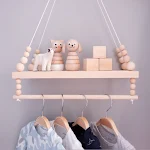 Prateleira de parede nórdica de madeira com cabideiro. Organize suas roupas e otimize o espaço, adicionando um toque elegante ao seu ambiente. — foto 6