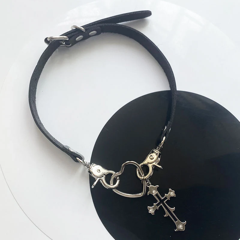 Colar Cruz de Coração Vazado Acessório estiloso e moderno, perfeito para realçar o seu visual, expressar sua fé e adicionar um toque especial ao seu look. — foto 7