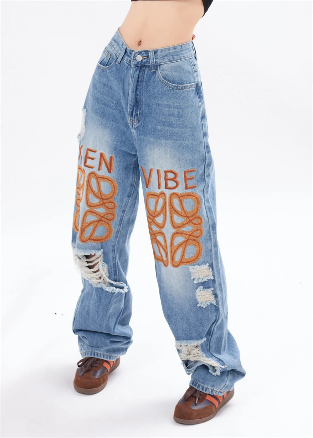 Gescheurde jeans met letterprint voor mannen en vrouwen. Een unieke en trendy look voor een casual en modieuze uitstraling, en zeer comfortabel om te dragen. — foto 7