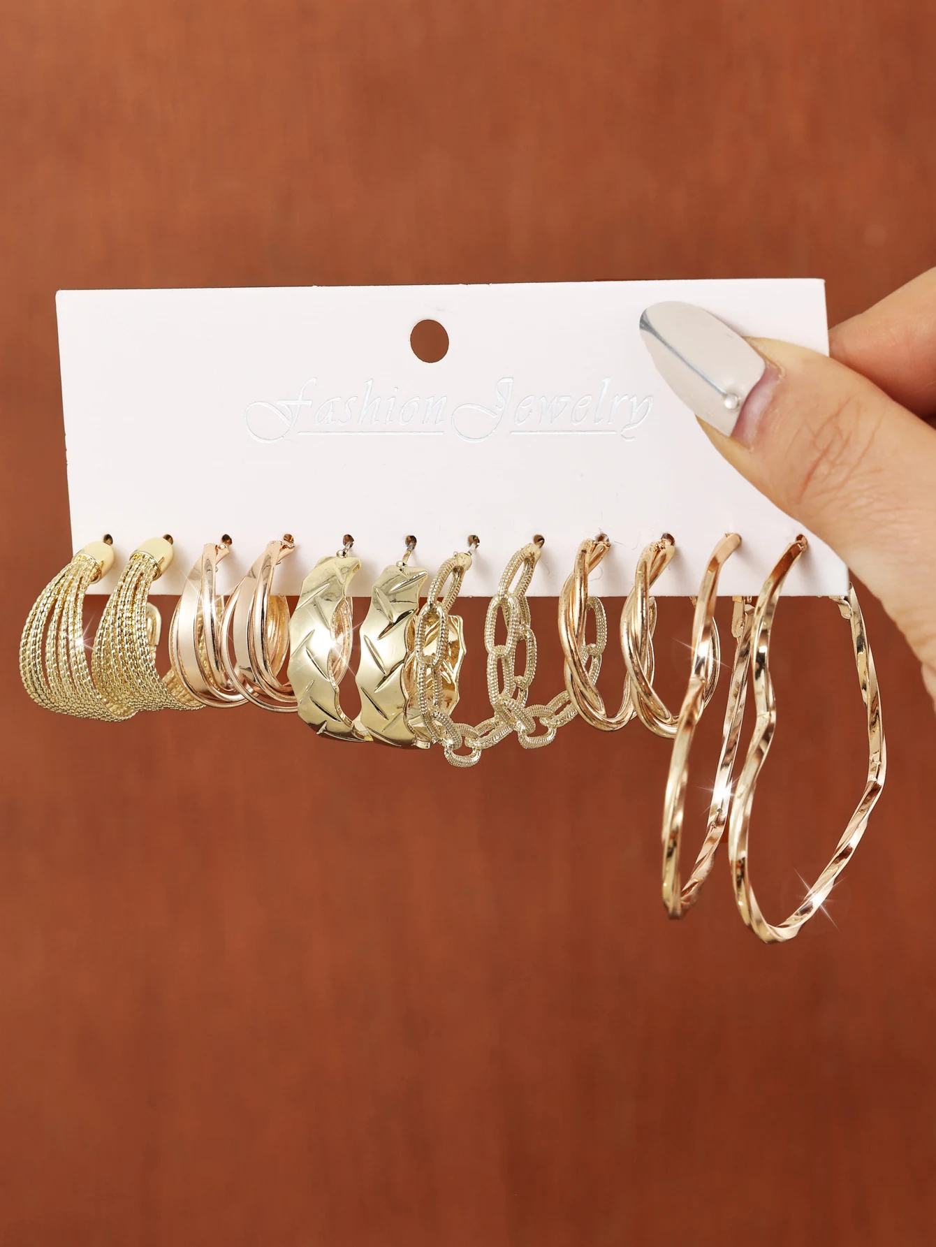 Brincos criativos dourados em forma de C de metal, 6 peças, estilo francês, com pérolas envoltas, design elegante. — foto 1