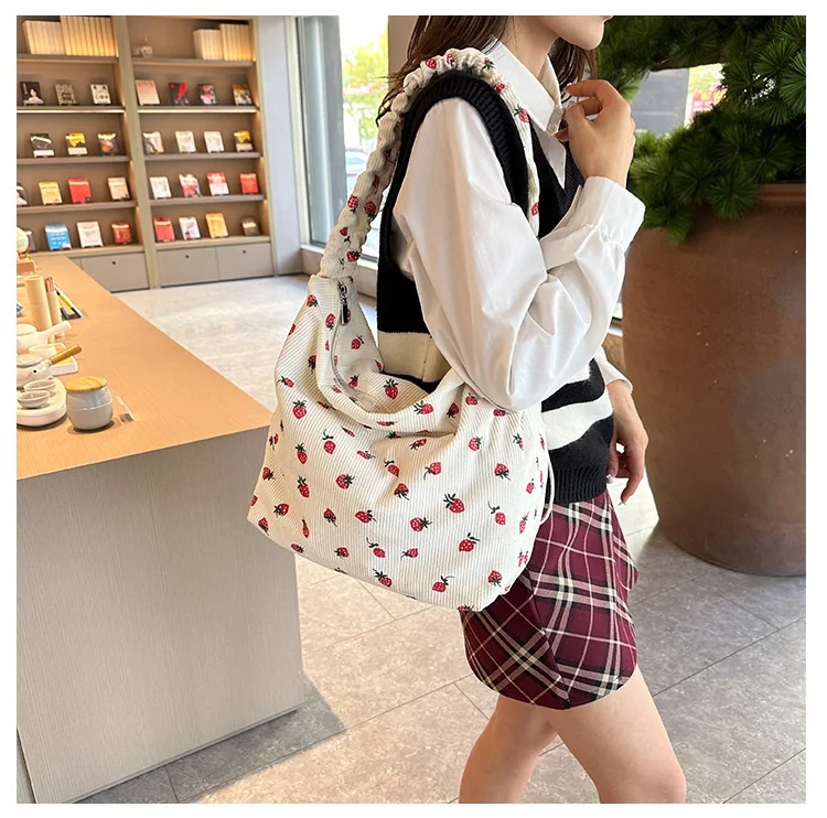 Bolsa transversal de morango em veludo cotelê para mulheres. Leve seus pertences com charme e praticidade, perfeita para o dia a dia. — foto 15