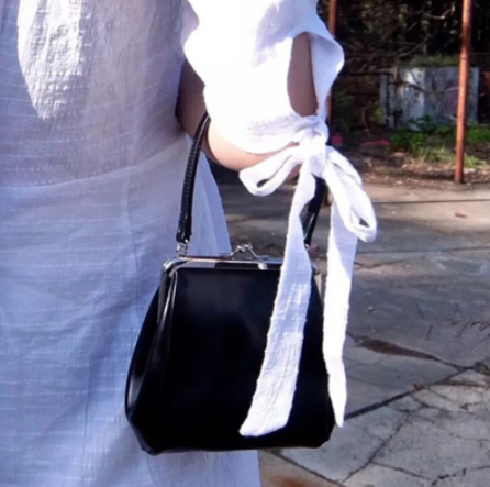 Nova bolsa clip portátil retrô minimalista, perfeita para carregar seus essenciais com estilo e praticidade. Ideal para uso diário e viagens curtas. — foto 3