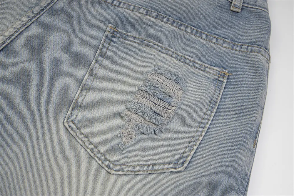 Gescheurde denim shorts voor heren en dames. Casual en trendy look voor de zomer. Comfortabele pasvorm en veelzijdig te combineren. Bestel ze nu. — foto 7