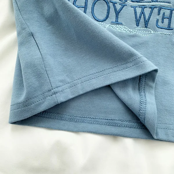 Lockerer V-Ausschnitt, kurzärmeliger Batik-Rundhalsausschnitt, blauer Pullover, urbaner, lässiger T-Shirt-Trend aus Baumwolle mit Aufdruck — foto 5