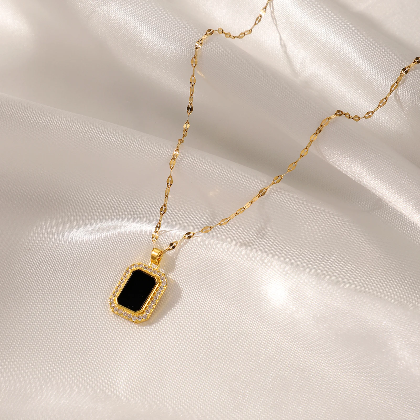 Colar de zircônia quadrada preta para mulheres, design fashion. Corrente simples e versátil para o colo, ideal para looks elegantes. — foto 1