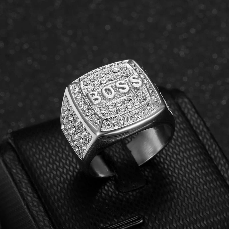 Anel masculino com letra BOSS quadrada de aço titânio, banhado a vácuo e strass, moderno e resistente para o homem. — foto 5