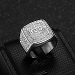 Anel masculino com letra BOSS quadrada de aço titânio, banhado a vácuo e strass, moderno e resistente para o homem. — foto 5