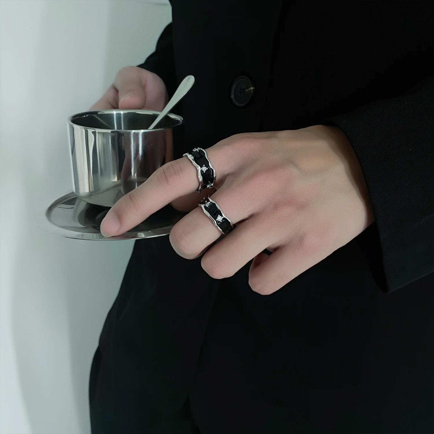 Title 6, Anel de casal luxuoso, leve e com estilo frio. ...