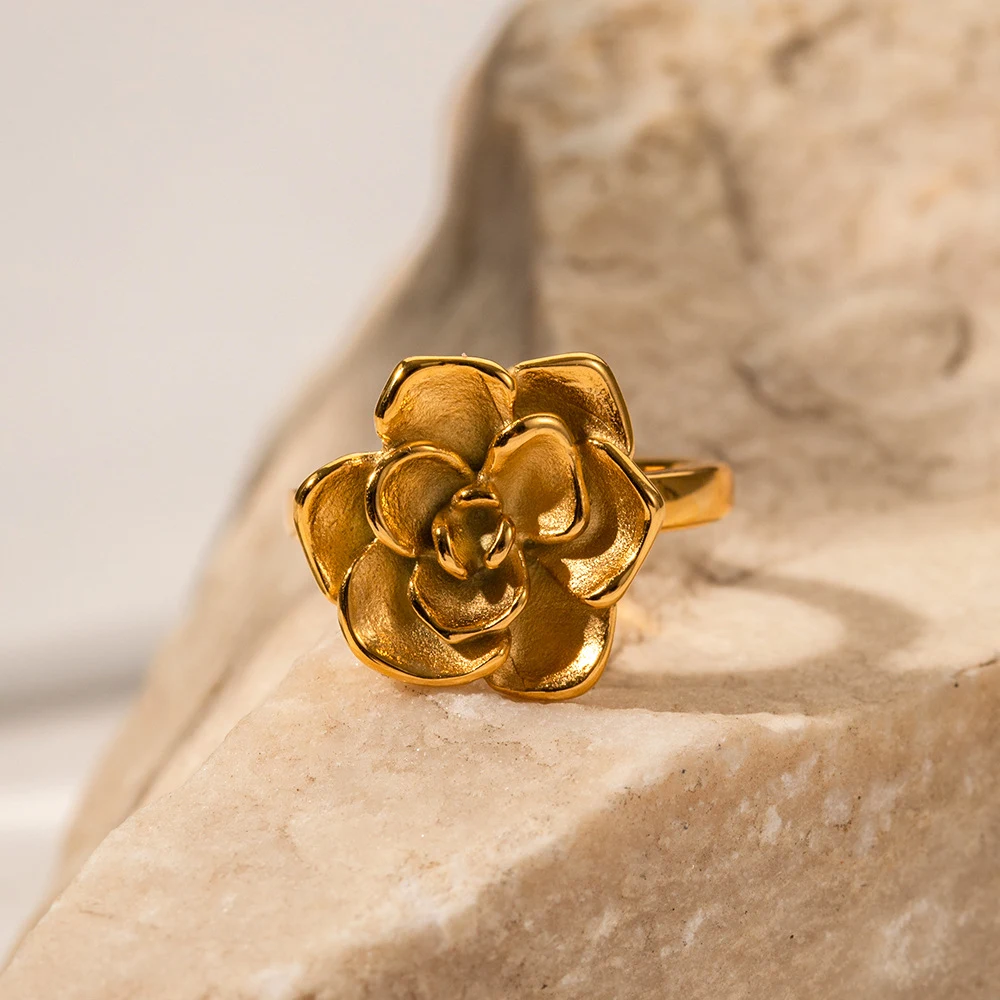 Anel feminino de aço inoxidável, moderno e durável. Joia fashion resistente à água, perfeito para uso diário e eventos especiais. — foto 7