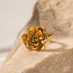 Anel feminino de aço inoxidável, moderno e durável. Joia fashion resistente à água, perfeito para uso diário e eventos especiais. — foto 7
