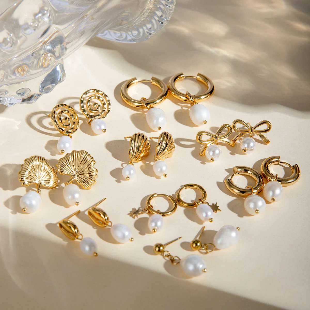 Pendientes con colgante de ginkgo de perla de agua dulce de acero inoxidable dorado de 18 quilates para un look elegante y sofisticado. — foto 14