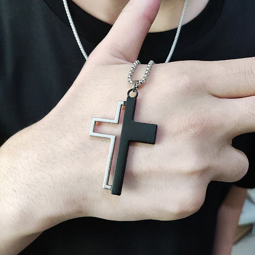 Title 2, Colar com pingente de cruz em preto e branco, e...