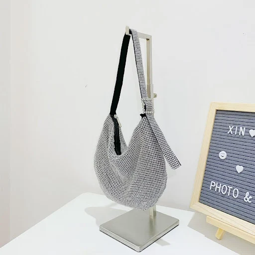 Title 4, Nieuwe diner tas met diamanten en handgeknoopte...