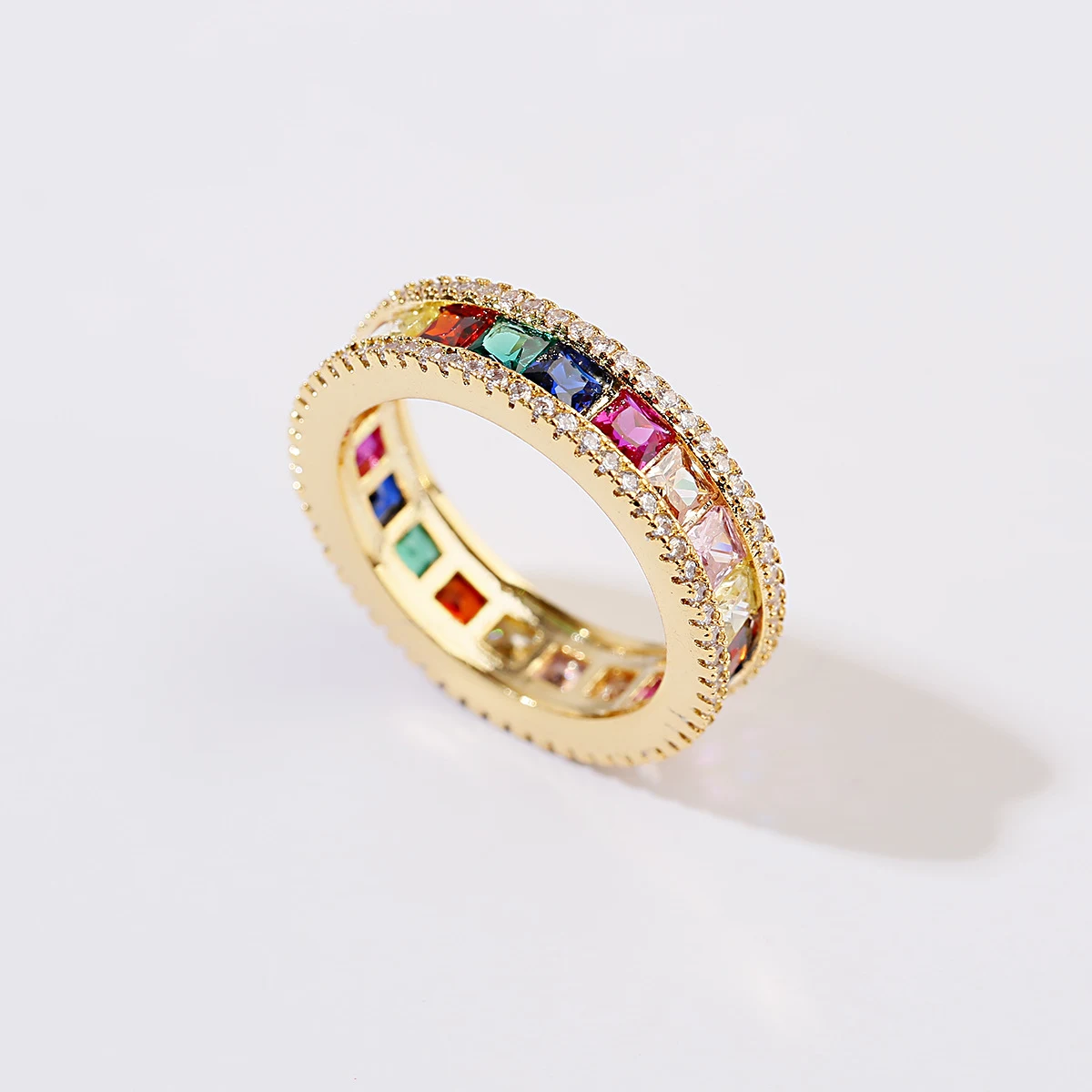 Anel de cristal com cores que combinam com tudo. Elegante e moderno, este anel de cristal realça qualquer visual. Presente perfeito para ela. — foto 2