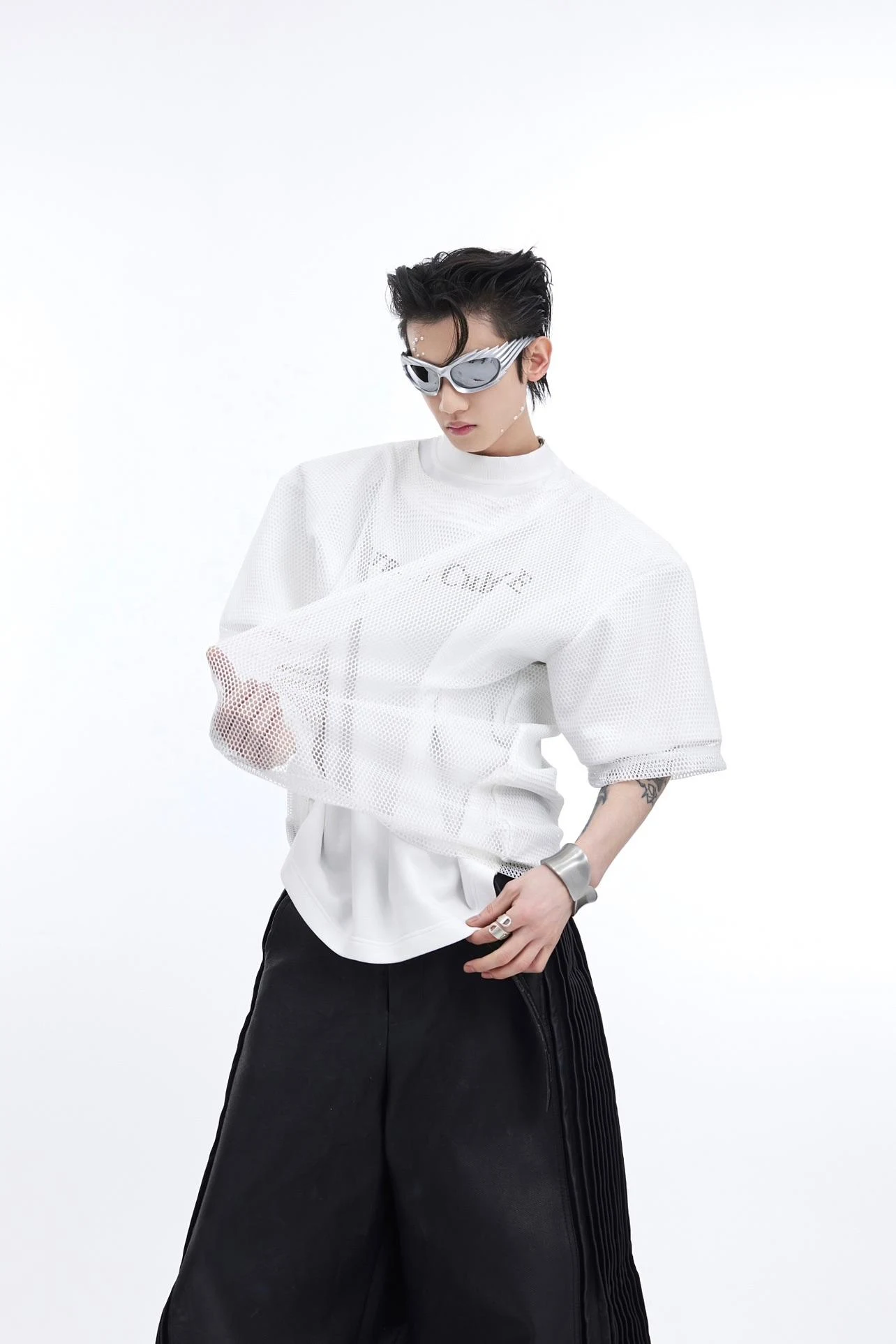 Camiseta de verão com ombros acolchoados e design de costura em malha dupla, estilo único e moderno para um visual fresco e confortável — foto 10
