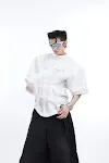Camiseta de verão com ombros acolchoados e design de costura em malha dupla, estilo único e moderno para um visual fresco e confortável — foto 10
