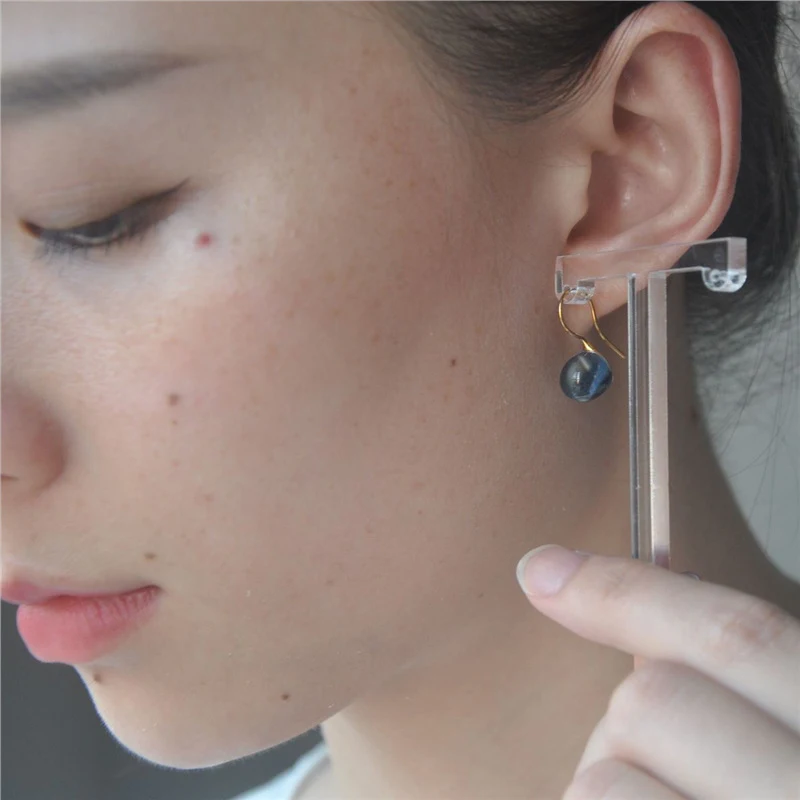 Brincos de prata Lágrimas de Sereia, cristal colorido gota d'água, design exclusivo. Adicione elegância e brilho ao seu visual com estes brincos. — foto 2
