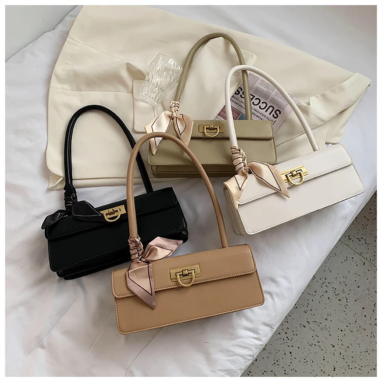 Bolsa Baguete Decorada com Lenço Sofisticação e Estilo em um Só Acessório, Perfeita para Looks Elegantes e Versáteis. — foto 6