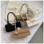 Bolsa Baguete Decorada com Lenço Sofisticação e Estilo em um Só Acessório, Perfeita para Looks Elegantes e Versáteis. — foto 6