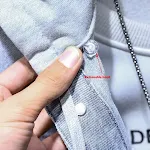 Jaqueta Jeans Masculina com Capuz Removível, Conforto e Estilo em uma só peça. Perfeita para diversas ocasiões e looks modernos. — foto 5
