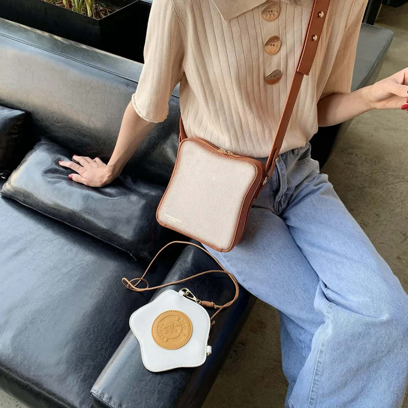Bolsa carteiro feminina de couro criativa e engraçada. Leve seus pertences com estilo e personalidade, ideal para mulheres que buscam praticidade e diversão. — foto 4