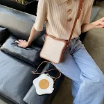 Bolsa carteiro feminina de couro criativa e engraçada. Leve seus pertences com estilo e personalidade, ideal para mulheres que buscam praticidade e diversão. — foto 4