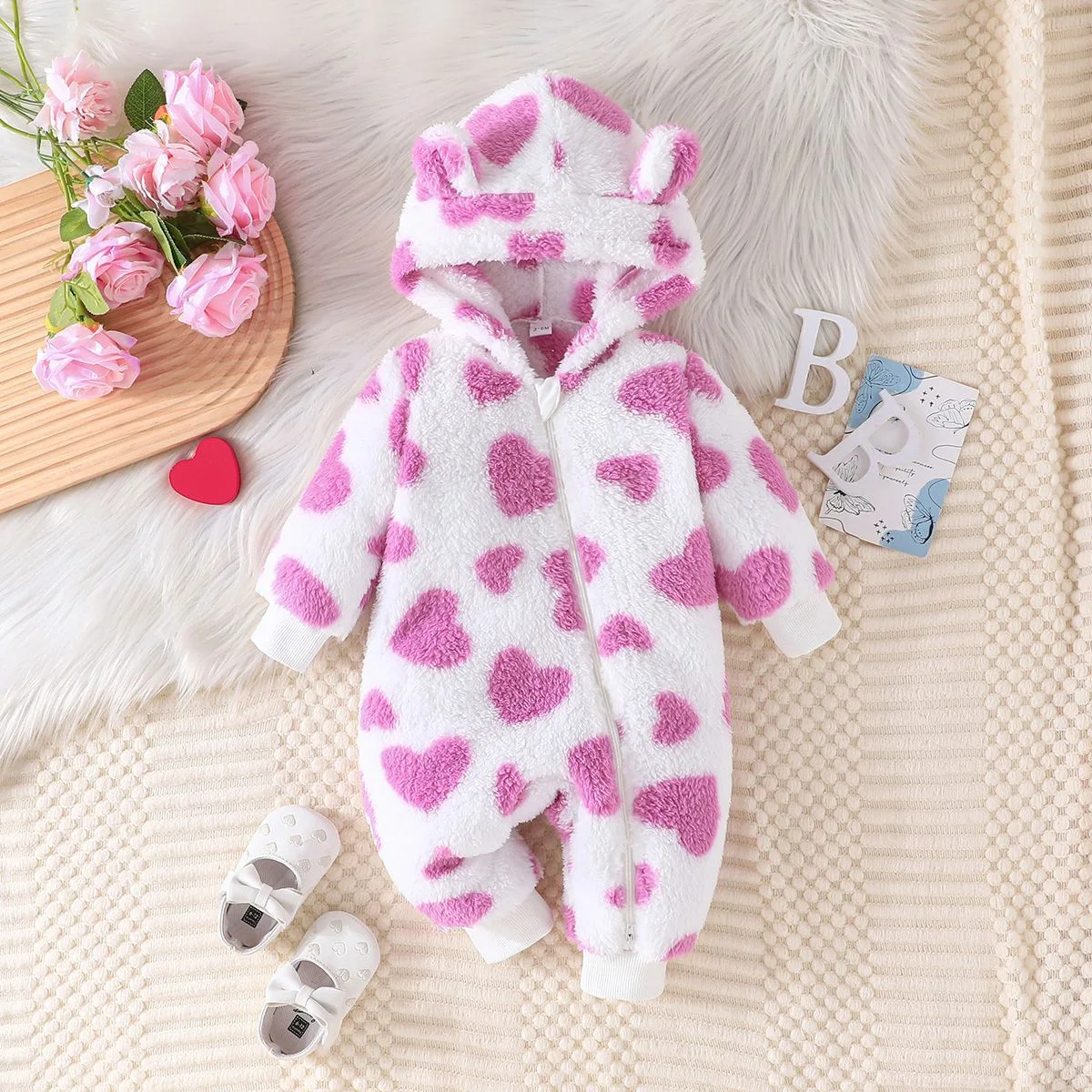 Macacão Unissex Coração Moderno para Bebês Meninos e Meninas. Conforto e estilo em uma peça única, ideal para brincar e passear com charme. — foto 1