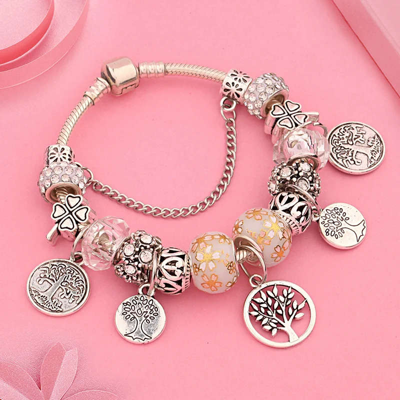 Title 15, Pulseira de flores de folhas pintadas